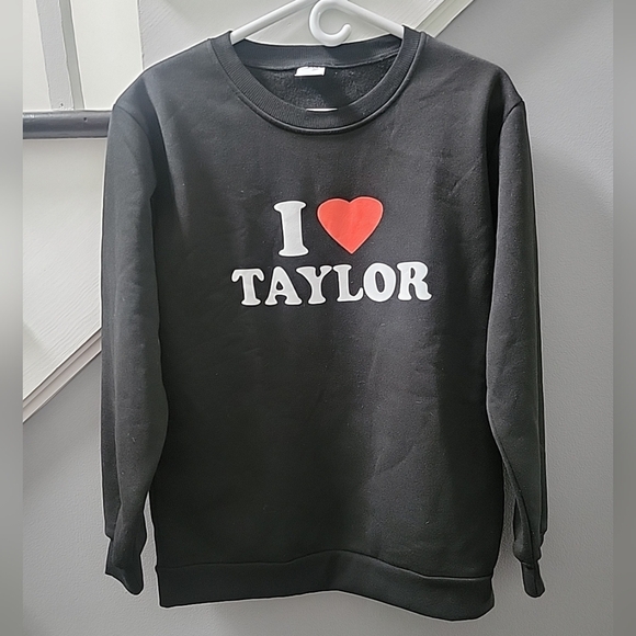 I HEART Taylor Swift BLACK Crewneck Sweatshirt Sz SMALL Oversized - Picture 1 of 4